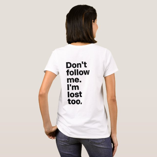 "Följ inte mig, jag är också vilse" T-Shirt (Hel baksida)