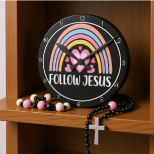 Följ Jesus Regnbåge Med Hjärtan Grafik Rund Klocka