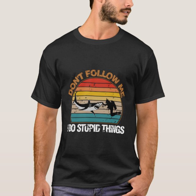 Följ mig inte i Stupid Sak Dyka T Shirt (Framsida)