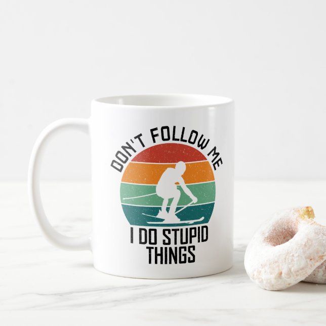 Följ Mig Inte Jag Gör Dumma Saker Skidälskare  Kaffemugg (Med munk)
