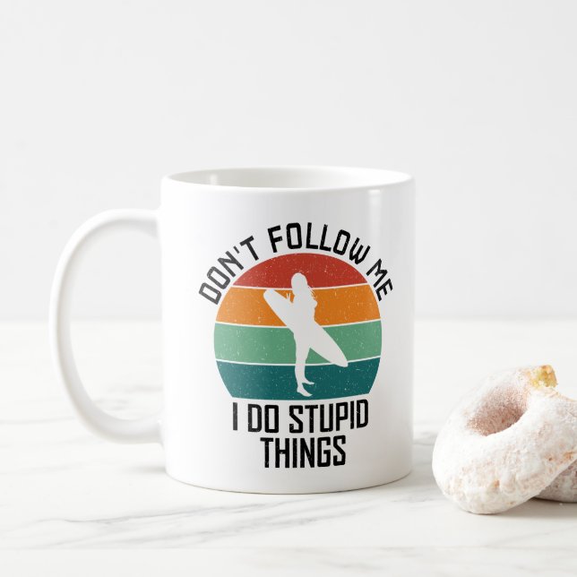 Följ Mig Inte Jag Gör Dumma Saker Surfning Elskare Kaffemugg (Med munk)