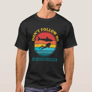 Följ mig inte, jag gör sak Shark Diving Sc. T Shirt