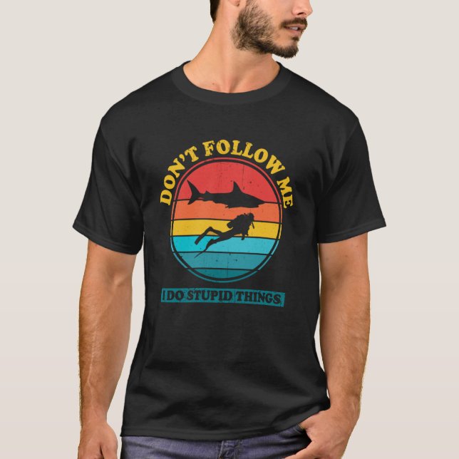 Följ mig inte, jag gör sak Shark Diving Sc. T Shirt (Framsida)