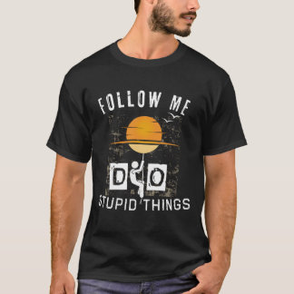 Följ mig och gör dum sak t shirt