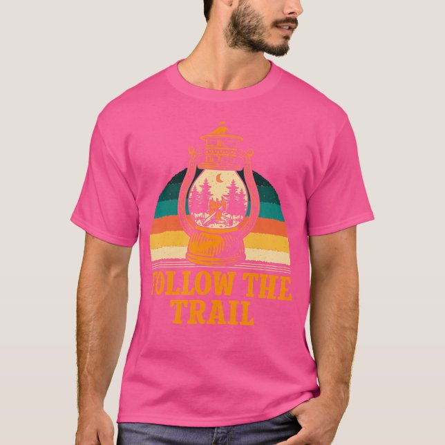 Följ spåret för att dölja viltlevande hakar utomhu t shirt (Framsida)