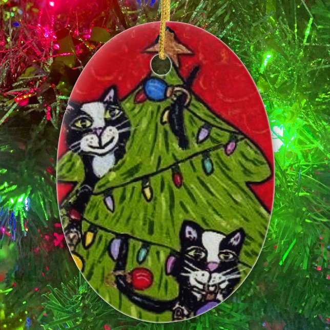 Folk Art Cats Julgran Julgransprydnad Keramik (Naughty cats climbing in Christmas tree with gold star and lights on oval Christmas ornament.)