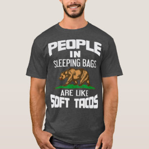 Folk i sovsäckar är som takos Bear Campin T Shirt