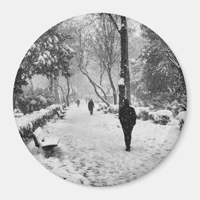 Folk på parkering på vinterdagen magnet (Framsidan)