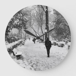 Folk på parkering på vinterdagen stor klocka