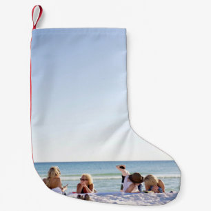 Folk på vita sandor vid stranden liten julstrumpa