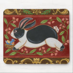 Folk Rabbit Musmatta<br><div class="desc">Skaffa dagens moderna biet av teckningar med brun och röd bakgrund. Denna biet av konst innehåller en svart och vit kanin som verkar springa. Detaljerna i den här bilden är mycket vassa och levande. Det är en contemporary konst biet som kommer att bli perfekt för alla typer av folktema som...</div>