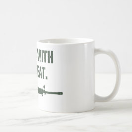 Folket med vapen äter muggen kaffemugg