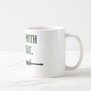 Folket med vapen äter muggen kaffemugg