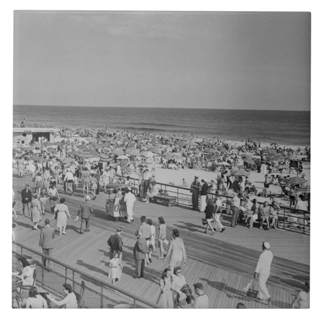 Folkmassa på strand kakelplatta (Framsidan)