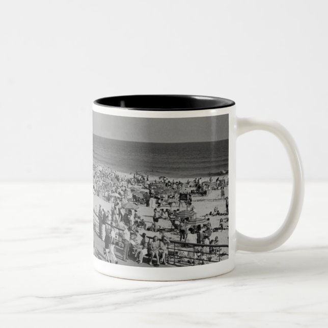 Folkmassa på strand Två-Tonad mugg (Höger)