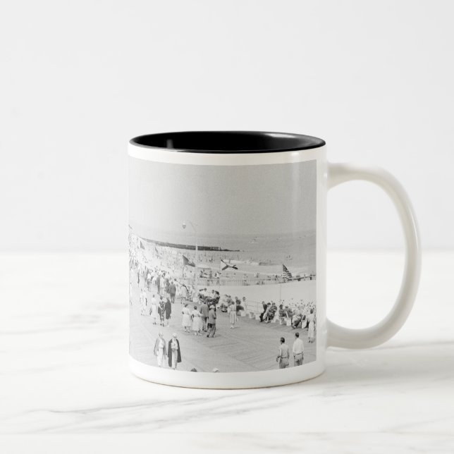 Folkmassor 2 Två-Tonad mugg (Höger)