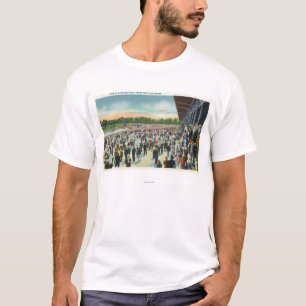 Folkmassor på den Saratoga tävlingen spårar & Tee Shirt