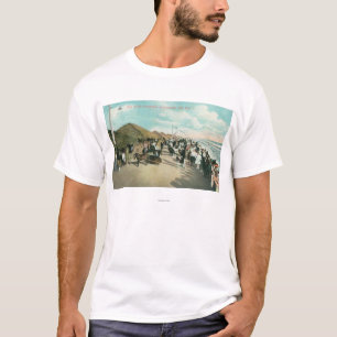 Folkmassor som samlas i en fodra på tältstaden tee shirt