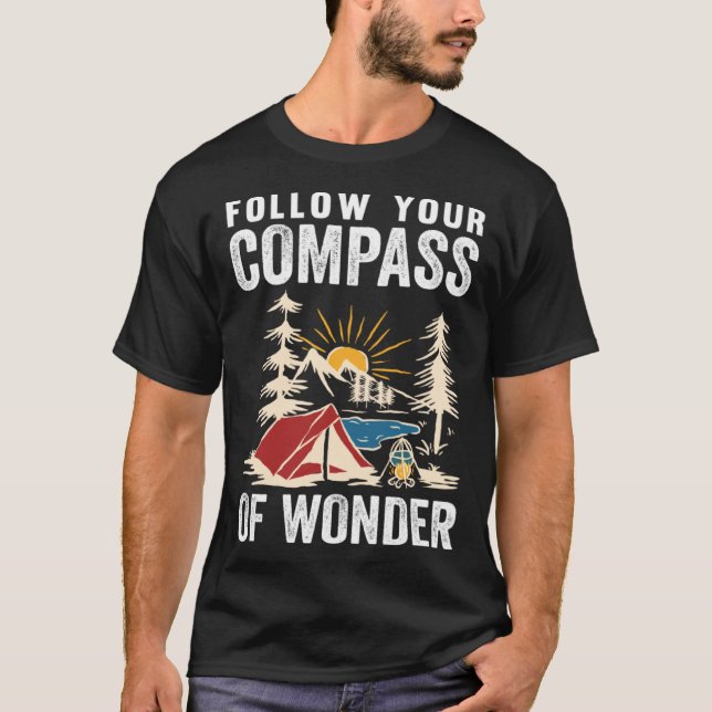 Follow Your Compass Of Wonder Camping T Shirt (Framsida)