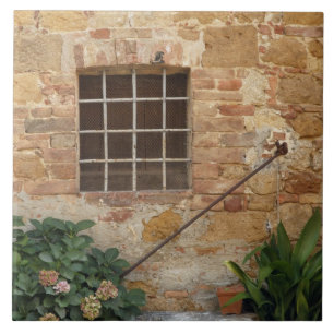 Fönster och gammal stenvägg, Pienza, Italien Kakelplatta