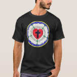 Fönstret för fastsatt glas i Luther Ro Tee Shirt<br><div class="desc">Luther Ro symbolism data tillbaka till 1520-talet. Luther förklarade att det röda hjärtat med den svarta kor representerar det rättfärdiga livet av tron på Kristus, den rovgiriga. Hjärtat vilar på ett vit ros som symboliserar glädje, komfort och fred genom tro. Valet av vita speglar färg i himmelsk sprit och änglar....</div>