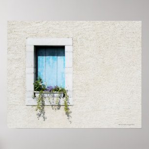 Fönstret och fönster-boxas av blommor i vanlig poster