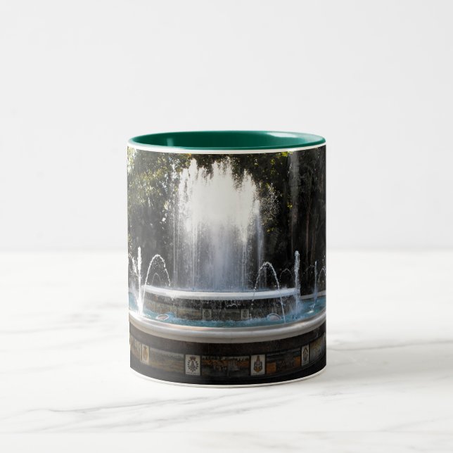 Fontän i Marbella i Spanien. Två-Tonad Mugg (Center)