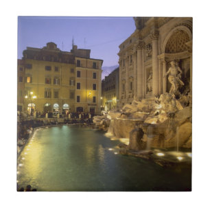 Fontana di Trevi på natten, Rom, Lazio, Italien Kakelplatta