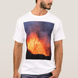Fontänen av varm lava får utbrott från t-shirt
