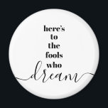 Fooler som drömmer om vit typografi av fetstil och magnet<br><div class="desc">"Här är till de idioter som drömmer." Var en av dem som alltid låter sin optimism styra sin vision och sina ambitioner. Denna skarpa, moderna, grafiska, minimalistiska magnet kombinerar fet, sanserif-typografi med handskrivet kalligrafiskt skript, allt i svart och vitt. Välj en rund eller fyrkantig magnetform. Underbart inspirerande citat för att...</div>