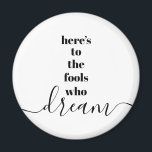 Fooler som drömmer om vit typografi av fetstil och magnet<br><div class="desc">"Här är till de idioter som drömmer." Var en av dem som alltid låter sin optimism styra sin vision och sina ambitioner. Denna skarpa, moderna, grafiska, minimalistiska magnet kombinerar fet, sanserif-typografi med handskrivet kalligrafiskt skript, allt i svart och vitt. Välj en rund eller fyrkantig magnetform. Underbart inspirerande citat för att...</div>