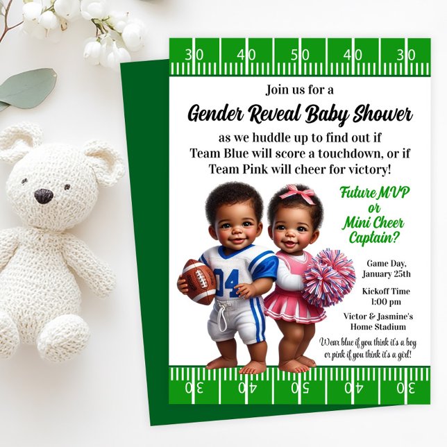 Football and CheerLeader Gender Reveal Inbjudningar (Football and Cheerleader gender reveal invitation with adorable babies.)