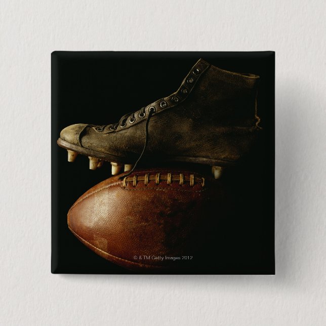 Football and Cleat Knapp (Framsida)