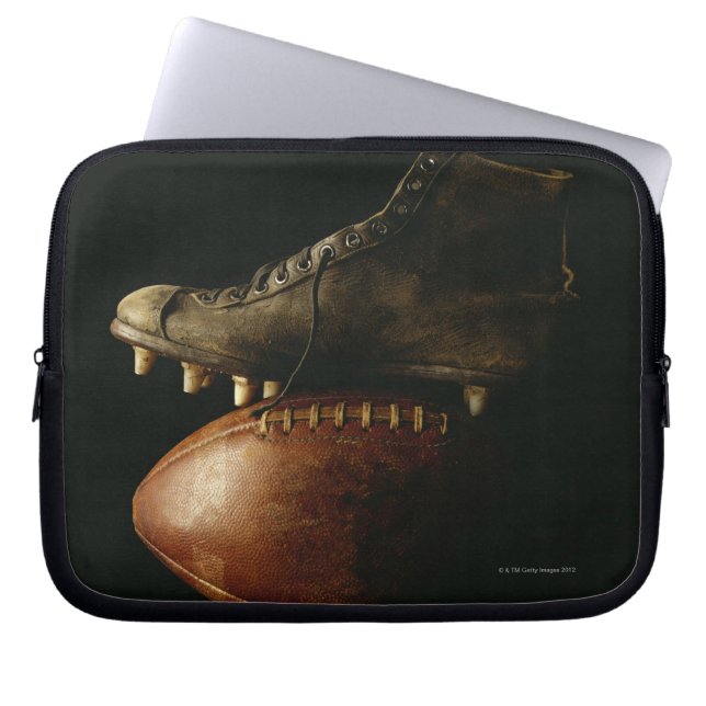 Football and Cleat Laptop Sleeve (Framsidan)
