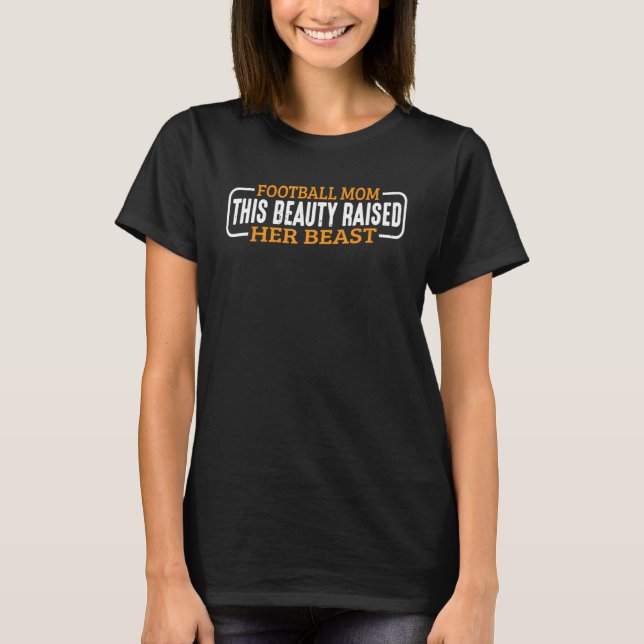 Football Mom  This Beauty Raised Her Beast    T Shirt (Framsida)