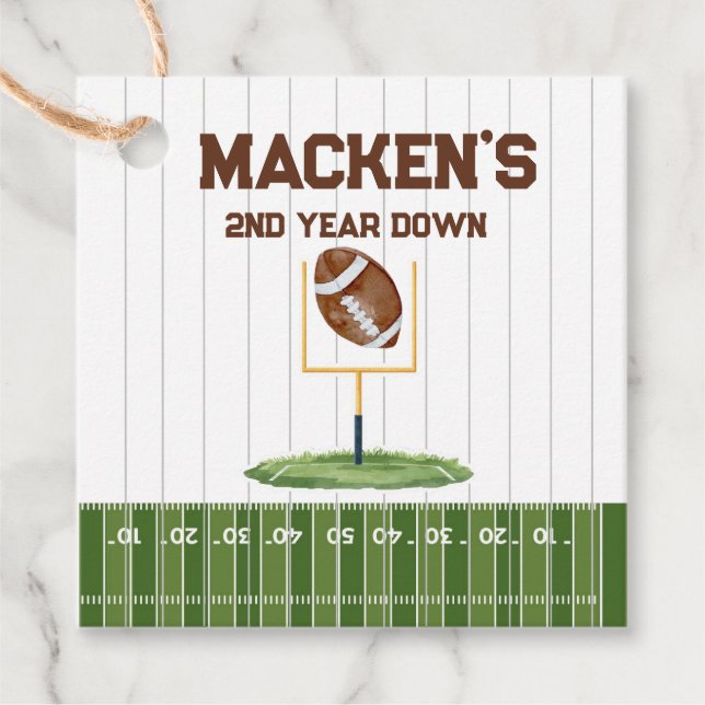 Football second year down boy birthday gåvor etiketter (Framsida)