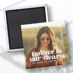 För alltid i vår Hearts enkla fotominnesstund för  Magnet<br><div class="desc">Den här enkla och klassiska designen består av serif- och sans serif-typografi och lägger till ett anpassningsbar-foto.</div>