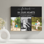 För alltid i våra hjärtan: Loving Memory 3 Photo B Canvastryck<br><div class="desc">Arbetsyta med anpassningsbar med minnesbilder och minnesmeddelande för personligen. Rubriken lyder "för alltid i våra hjärtan" i handskript i elegant och modern versalutskrift. Fotomallen är konfigurerad så att du kan lägga till 3 av dina omhuldade foton och du kan också lägga till en egen anpassningsbar. Exempelminnesanteckningen lyder "I ett kärleksfullt...</div>