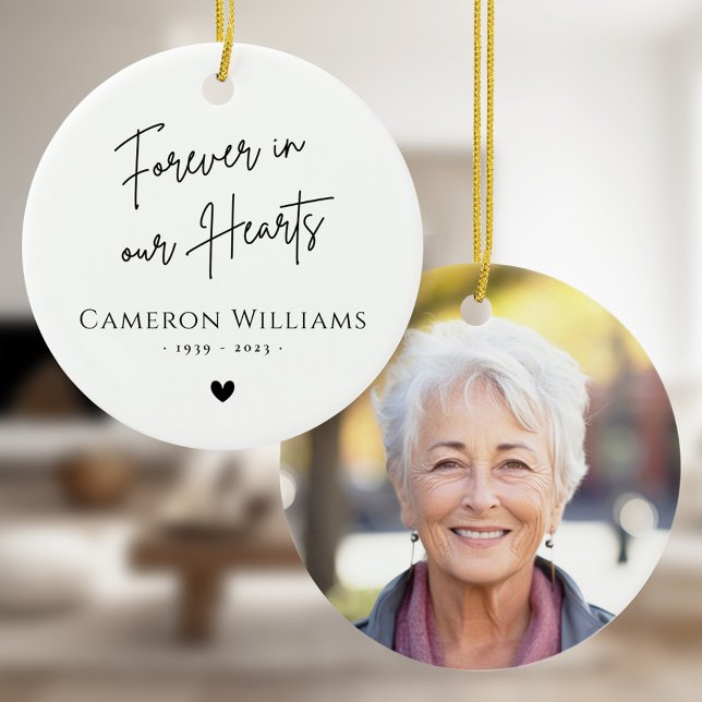 För alltid i våra hjärtan, minnesbild, modern vit julgransprydnad keramik (Forever in our hearts memorial photo modern white ceramic ornament)