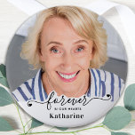 För alltid i våra hjärtan - Sympathy Keepsakys Mem Knapp<br><div class="desc">Ät din älskade med en anpassningsbar-fotominnesknapp. Den här unika minnesknappen är den perfekt som du själv, familj eller vänner får för att betala hyllningen till din kära. Citat " För alltid i våra hjärtan.." " Anpassa med favoritfoto & namn. Den här minnesknappen är perfekt för begravningsgåvor eller firande på livets...</div>