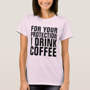 FÖR ATT SKYDDA DIG BEHÖVER JAG KAFEE LUNGA T-shirt