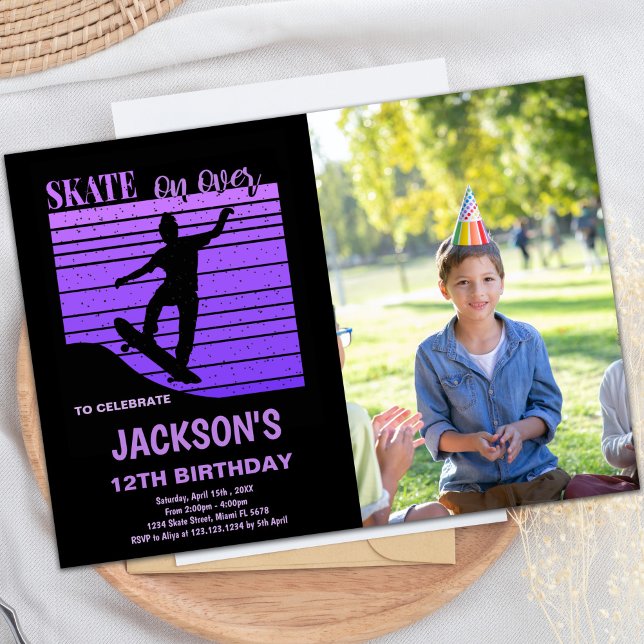 för barn för anpassadets Skattepartsinbjudningar Inbjudningar (Purple Skateboard Birthday Invitations w photo)