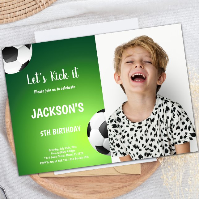 för barn för inbjudan till anpassadets idrottspart (Let's Kick it Green Back Soccer Birthday photo Invitation)