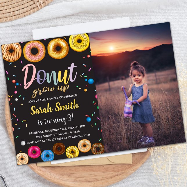 för barn för inbjudningar till svenska anpassaden (Black Colors Donut Birthday Invitations with photo)