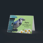 För Big Sister Birthday med Blue Jay vid Feeder Kort<br><div class="desc">Grattis på födelsedagen för en storsyster,  äldre syster. En Blue Jay på en fågelmatare tillsammans med daisy finns på det här fågelmatkortet. Underbart kort för fågeln älskare i ditt liv. Art,  bild och versell copyright © Shoaff Ballanger Studios,  2023.</div>