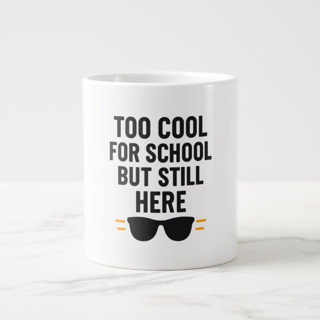 För cool för skolan men ändå här – tillbaka till s jumbo mugg (Framsidan)