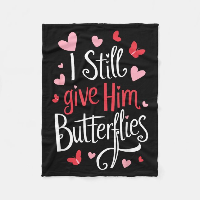 For Couples _ I Still Give Him Butterflies _ Funny Fleecefilt (Framsidan)