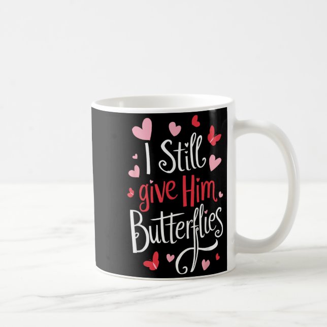 For Couples _ I Still Give Him Butterflies _ Funny Kaffemugg (Höger)