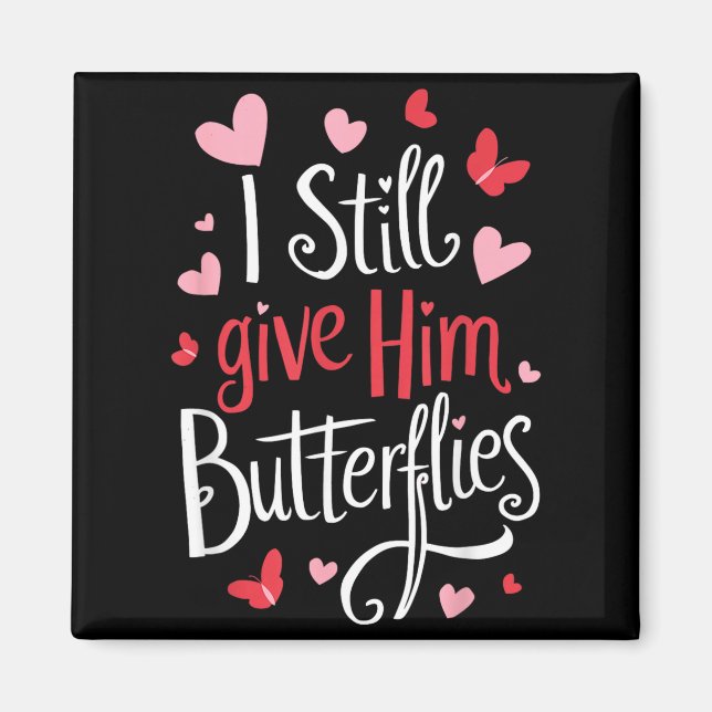 For Couples _ I Still Give Him Butterflies _ Funny Magnet (Framsidan)