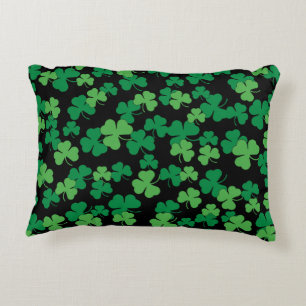 För dagklöver för St. Patricks mönster Prydnadskudde